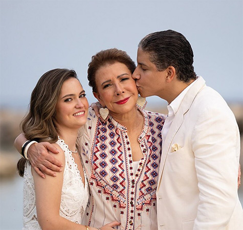 Melba Segura de Grullón junto a su hija Alexandra y el esposo Eduardo